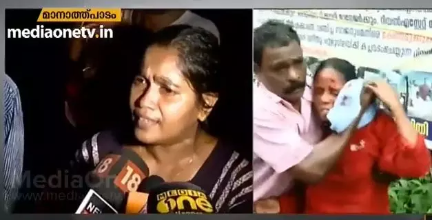 കിടപ്പാടം ജപ്തി ചെയ്യുന്നതിനെതിരെ സമരം നടത്തിയ പ്രീത ഷാജി ഉള്പ്പെടെ 20 പേര് കരുതല് തടങ്കലില് കിടപ്പാടം ജപ്തി ചെയ്യുന്നതിനെതിരെ സമരം നടത്തിയ പ്രീത ഷാജി ഉള്പ്പെടെ 20 പേര് കരുതല് തടങ്കലില്