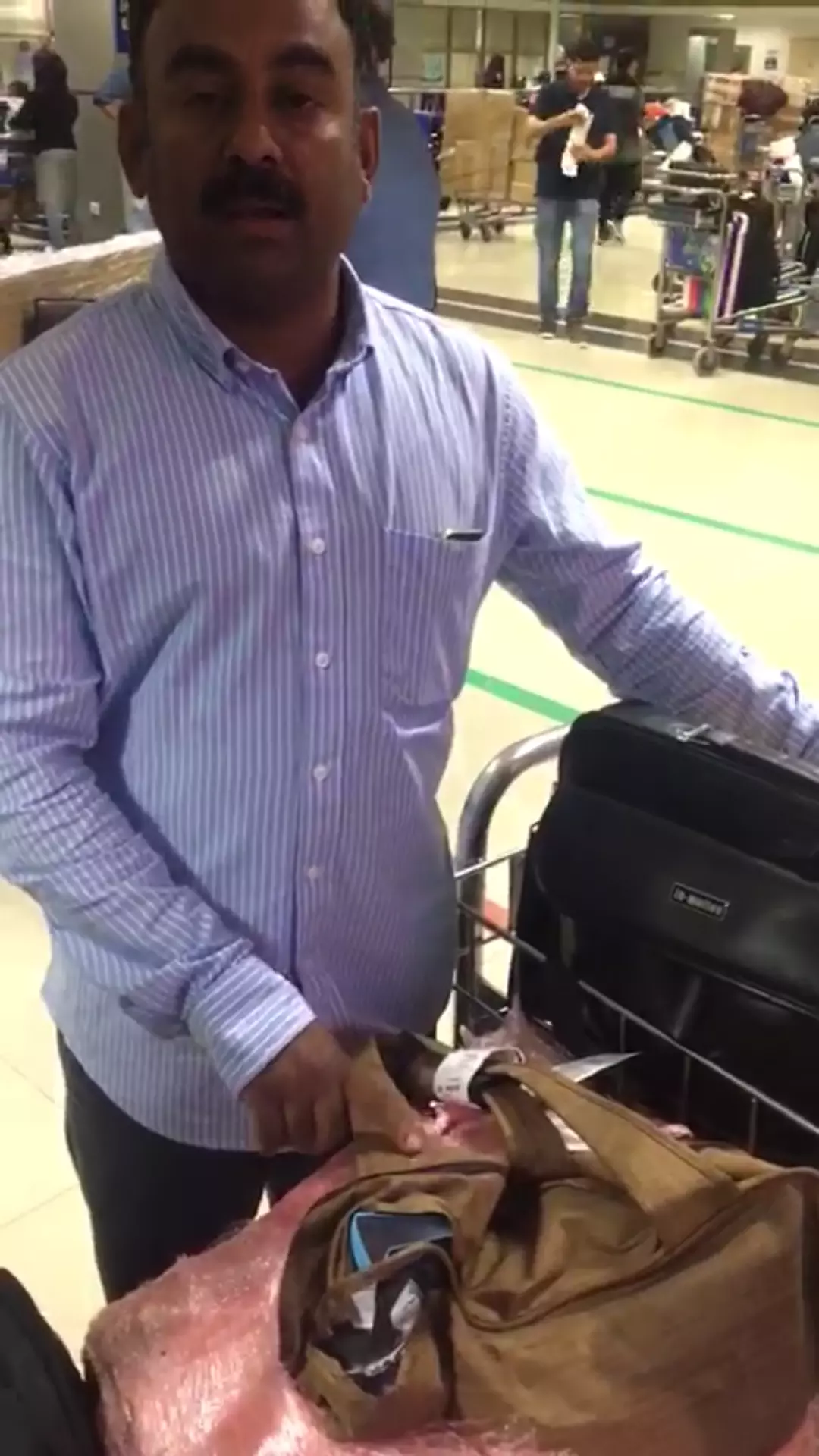 ബാഗേജ് മോഷ്ടാക്കള് എയര്പോര്ട്ടില് തന്നെ; നിലമ്പൂര് സ്വദേശിക്ക് യാത്രക്കിടെ നഷ്ടമായത് വിലയേറിയ വാച്ച് ബാഗേജ് മോഷ്ടാക്കള് എയര്പോര്ട്ടില് തന്നെ; നിലമ്പൂര് സ്വദേശിക്ക് യാത്രക്കിടെ നഷ്ടമായത് വിലയേറിയ വാച്ച്