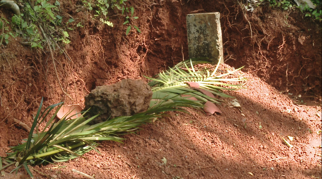 എങ്ങും വെള്ളം; കാളിക്കുട്ടിയുടെ അന്ത്യവിശ്രമത്തിന് ഭൂമി നല്‍കിയത് അന്‍വര്‍