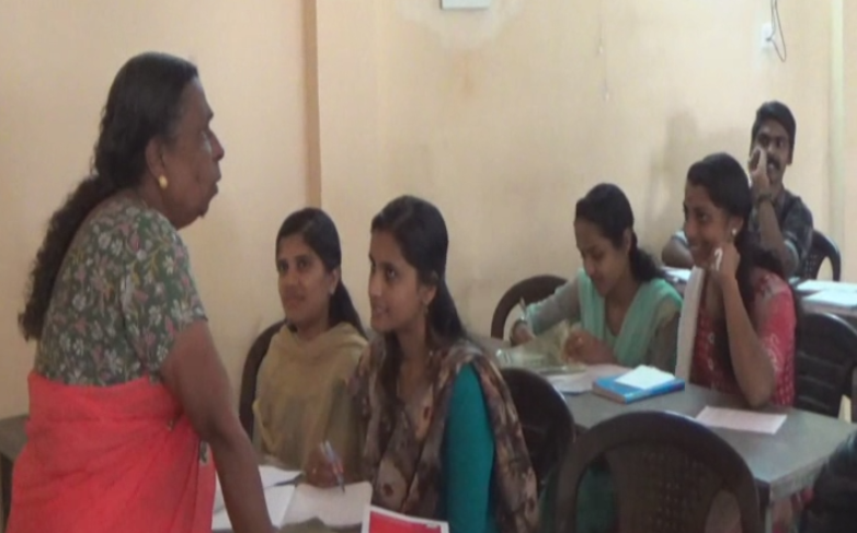 ഈ കോച്ചിംഗ് സെന്ററില്‍ അമ്മമാര്‍ തന്നെയാണ് ടീച്ചര്‍മാരും