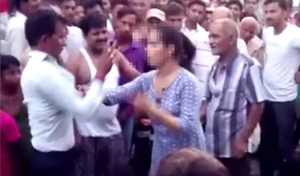 സഹോദരിയെ അപമാനിക്കാന്‍ ശ്രമിച്ച അക്രമിയെ പരസ്യമായി കൈകാര്യം ചെയ്ത് പെണ്‍കുട്ടി