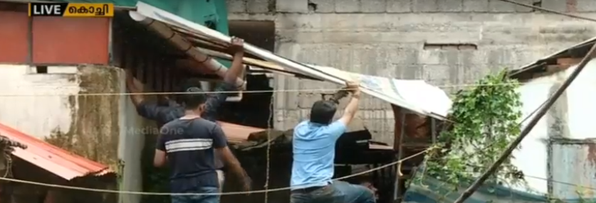 ട്രോളണ്ട; ആ ഫ്ലക്സ് കൊണ്ട് ചോര്‍ന്നൊലിക്കുന്ന അനവധി കൂരകള്‍ കാക്കാം