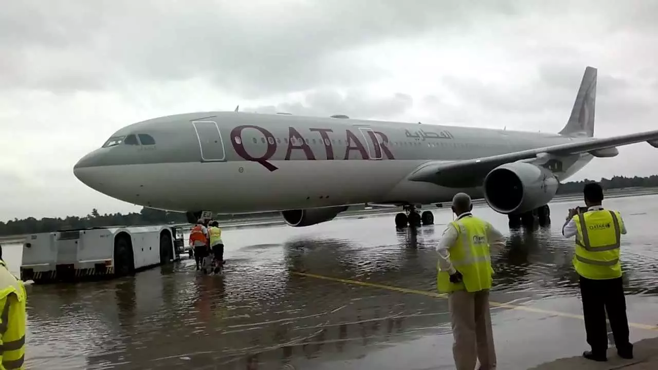 നെടുമ്പാശേരി രാജ്യാന്തര വിമാനത്താവളത്തിൽ കനത്ത മഴയിൽ വിമാനം റൺവേയിൽ തെന്നി മാറി നെടുമ്പാശേരി രാജ്യാന്തര വിമാനത്താവളത്തിൽ കനത്ത മഴയിൽ വിമാനം റൺവേയിൽ തെന്നി മാറി