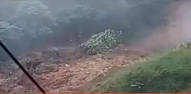 ഇടുക്കിയില് റോഡ് ഒലിച്ചുപോയി; 150ഓളം കുടുംബങ്ങള് ഒറ്റപ്പെട്ടു ഇടുക്കിയില് റോഡ് ഒലിച്ചുപോയി; 150ഓളം കുടുംബങ്ങള് ഒറ്റപ്പെട്ടു