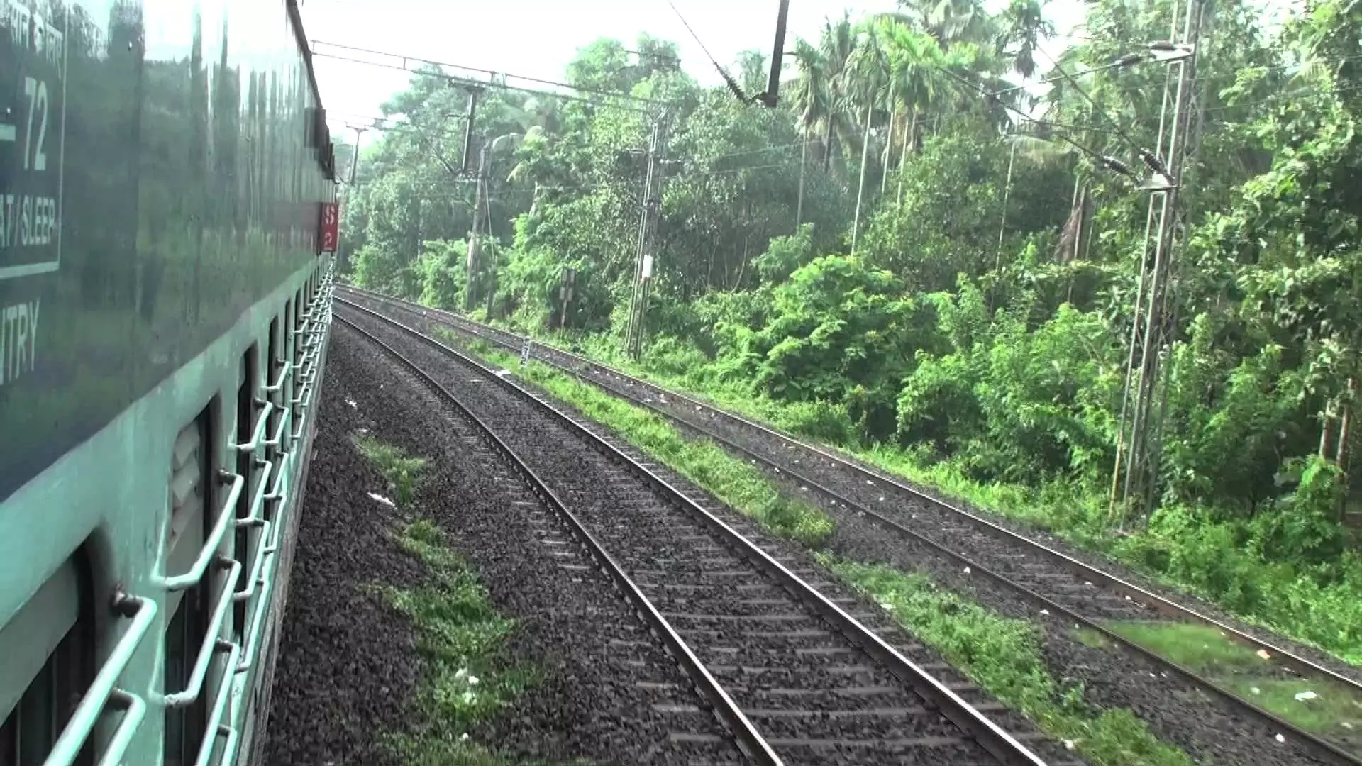 കോട്ടയം വഴിയുള്ള ട്രെയിന് ഗതാഗതം പുനരാരംഭിച്ചു കോട്ടയം വഴിയുള്ള ട്രെയിന് ഗതാഗതം പുനരാരംഭിച്ചു