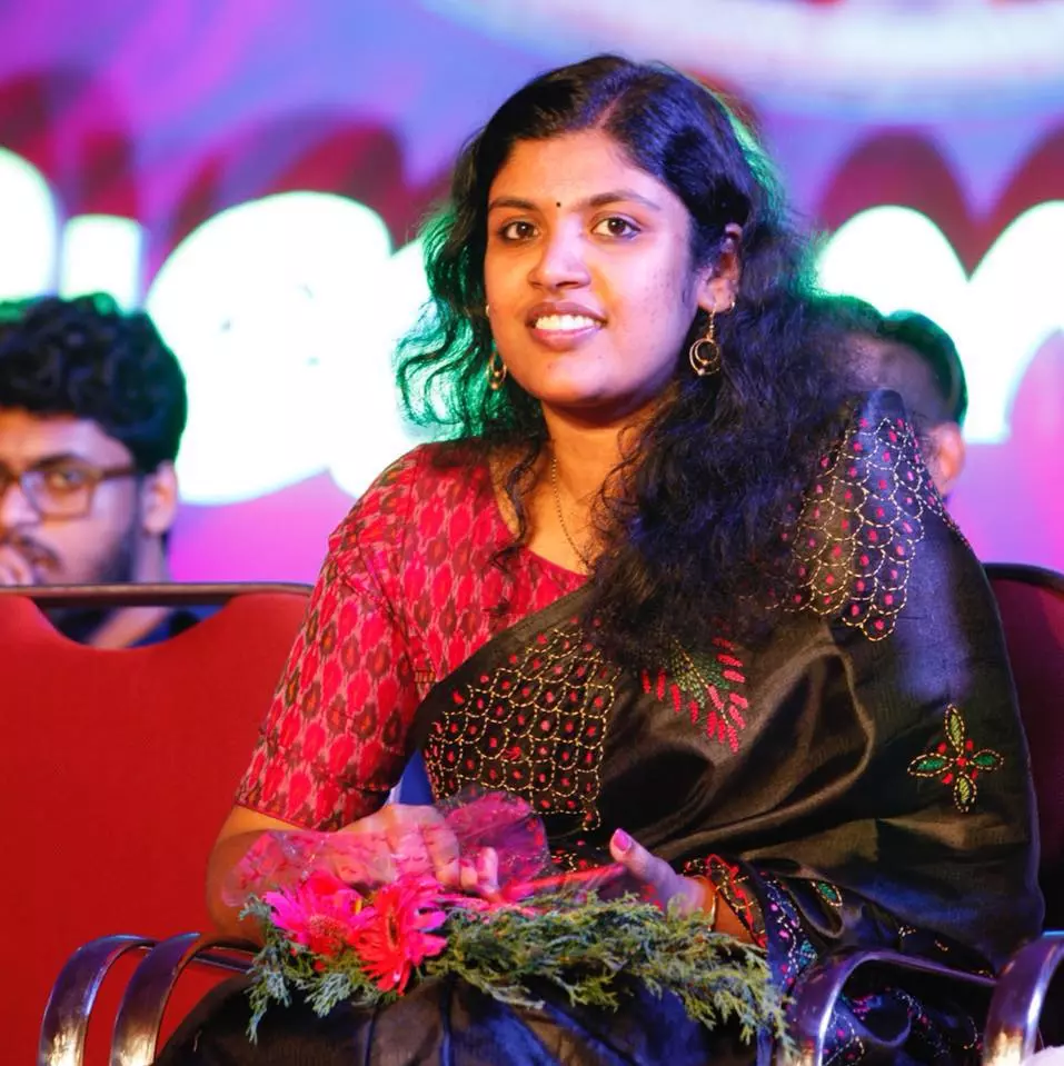 അധികാരം മനുഷ്യനെ മദി ചിത്തനാക്കും; ചിന്ത ജെറോമിനെതിരെ സീന ഭാസ്കര് അധികാരം മനുഷ്യനെ മദി ചിത്തനാക്കും; ചിന്ത ജെറോമിനെതിരെ സീന ഭാസ്കര്