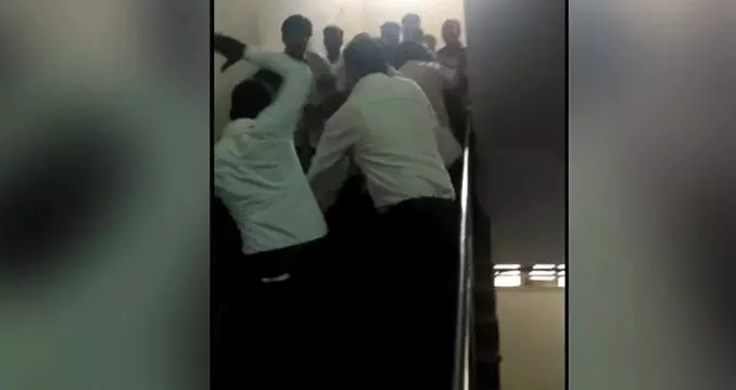 12 കാരിയെ ബലാത്സംഗം ചെയ്ത പ്രതികളെ കോടതിയില് തല്ലിച്ചതച്ച് അഭിഭാഷകര് 12 കാരിയെ ബലാത്സംഗം ചെയ്ത പ്രതികളെ കോടതിയില് തല്ലിച്ചതച്ച് അഭിഭാഷകര്