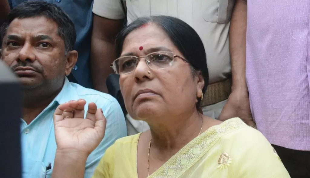 മുസാഫര്പൂര് അഭയകേന്ദ്രത്തിലെ ബലാത്സംഗം: ബി.ജെ.പി മുന് മന്ത്രിക്കെതിരെ ജാമ്യമില്ലാ വകുപ്പ്, മന്ത്രി ഒളിവില് മുസാഫര്പൂര് അഭയകേന്ദ്രത്തിലെ ബലാത്സംഗം: ബി.ജെ.പി മുന് മന്ത്രിക്കെതിരെ ജാമ്യമില്ലാ വകുപ്പ്, മന്ത്രി ഒളിവില്