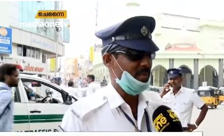 ചീറിപ്പായുന്ന വാഹനങ്ങളെ ഇങ്ങിനെയും നിയന്ത്രിക്കാം; കത്തുന്ന വെയിലില്‍ കര്‍മ്മനിരതനായി ഒരു പൊലീസുകാരന്‍