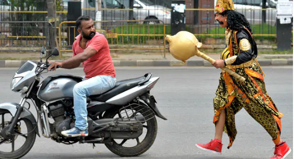 ഹെല്‍മെറ്റില്ലാതെ വാഹനമോടിക്കുന്നവര്‍ക്ക് മുന്നറിയിപ്പുമായി ‘കാലന്‍’