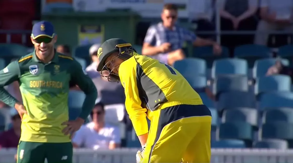 സ്വിങ് ബൗളിംങിനെ പുറം തിരിഞ്ഞ് നേരിട്ട് ബെയ്‌ലി, ചിരിയടക്കാനാവാതെ ഡുപ്ലെസി