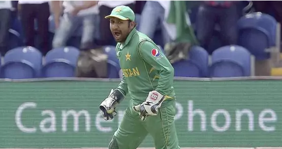 ധോണിയെ അനുകരിക്കാന്‍ ശ്രമിച്ച് അടി വാങ്ങി സര്‍ഫ്രാസ് അഹമ്മദ്