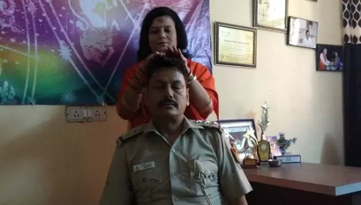 പൊലീസ് ഓഫീസര്ക്ക് ആള്ദൈവത്തിന്റെ ‘മസാജ്’ പൊലീസ് ഓഫീസര്ക്ക് ആള്ദൈവത്തിന്റെ ‘മസാജ്’