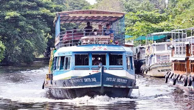 പ്രളയത്തിന് ശേഷം വെള്ളം ക്രമാതീതമായി ഉള്വലിയുന്നത് ബോട്ടുകള്ക്ക് ഭീഷണിയാകുന്നു പ്രളയത്തിന് ശേഷം വെള്ളം ക്രമാതീതമായി ഉള്വലിയുന്നത് ബോട്ടുകള്ക്ക് ഭീഷണിയാകുന്നു