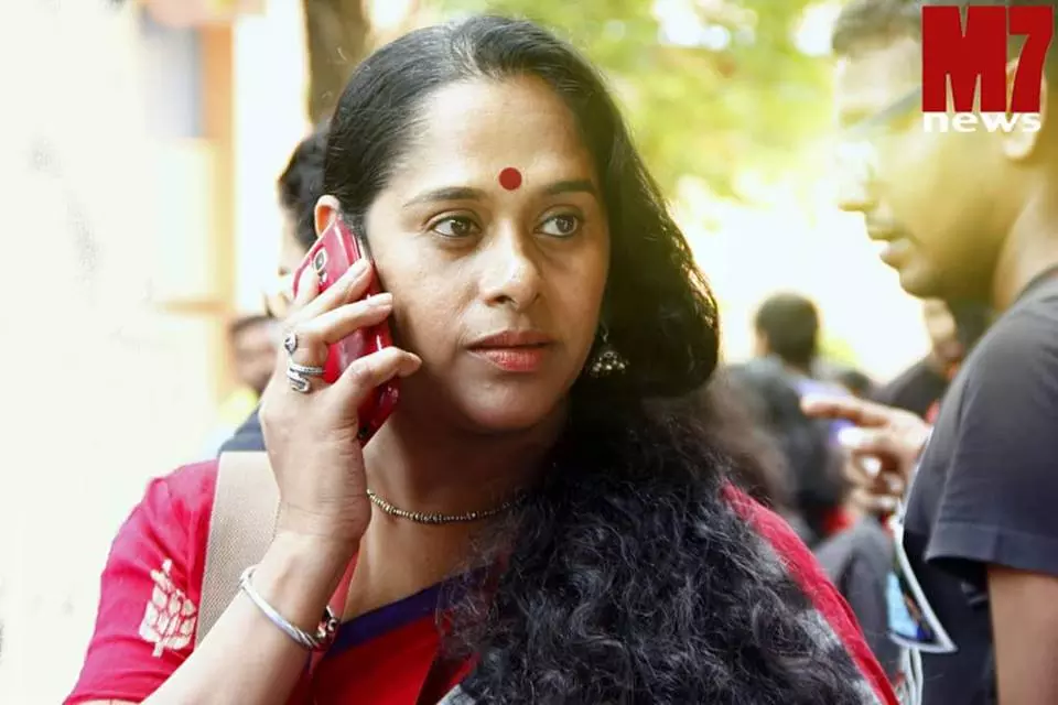 താര രാജാക്കൻമാരുടെ പ്രൈവറ്റ് വിർച്ച്വൽ ആർമിയുടെ തെറി താങ്ങാനുള്ള കരുത്തില്ല; എഫ്ബി പേജ് ഡിലീറ്റ് ചെയ്യുന്നതായി സജിതാ മഠത്തില്‍