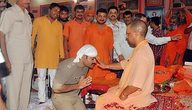 യോഗിയുടെ കാല്‍ക്കീഴില്‍ മുട്ടുകുത്തി വണങ്ങി മുതിര്‍ന്ന പൊലീസ് ഓഫീസര്‍