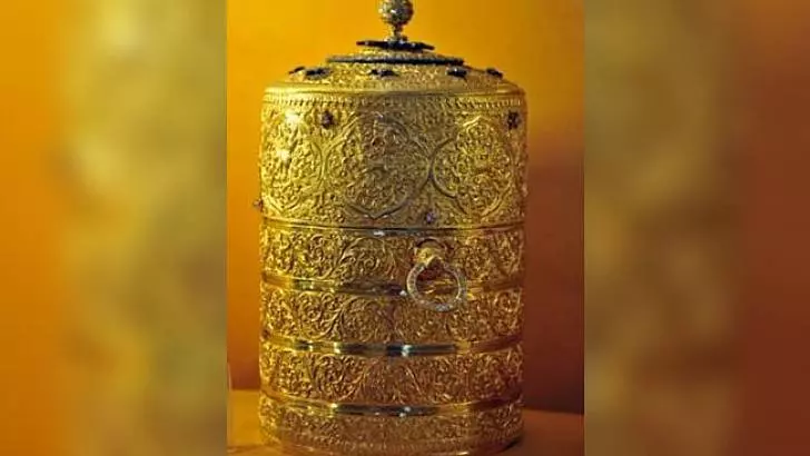 നൈസാമിന്റെ സ്വർണ്ണപ്പാത്രത്തിൽ രാജകീയ ഭക്ഷണം; കള്ളന്മാരെ കയ്യോടെ പിടികൂടി പൊലീസ് നൈസാമിന്റെ സ്വർണ്ണപ്പാത്രത്തിൽ രാജകീയ ഭക്ഷണം; കള്ളന്മാരെ കയ്യോടെ പിടികൂടി പൊലീസ്