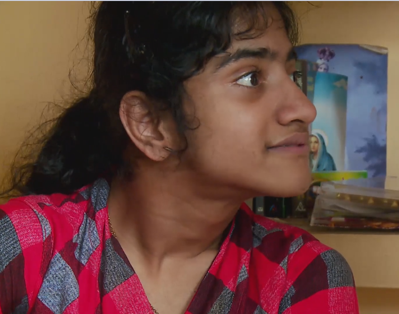 ജോബിത കഥയെഴുതുന്നു; കാല്‍വിരലുകള്‍ കൊണ്ട് മൊബൈല്‍ ഫോണില്‍