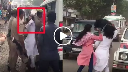 അമിത് ഷായെ കരിങ്കൊടി കാണിച്ച വിദ്യാര്ഥിനികളെ തല്ലിയൊതുക്കി പൊലീസ് അമിത് ഷായെ കരിങ്കൊടി കാണിച്ച വിദ്യാര്ഥിനികളെ തല്ലിയൊതുക്കി പൊലീസ്