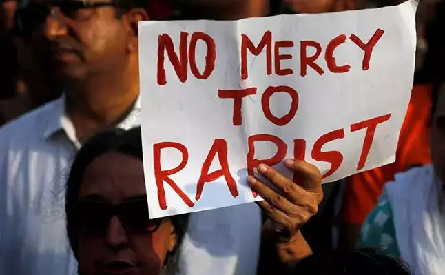 ക്ഷേത്ര പരിസരത്ത് വച്ച് പൂജാരി ബലാത്സംഗം ചെയ്തുവെന്ന് യുവതിയുടെ പരാതി