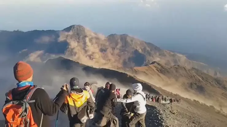 ഇന്തോനോഷ്യയില് ലോമ്പോക്ക് ദ്വീപിലുണ്ടായ ഭൂകമ്പത്തിന് പിന്നാലെ സമീപത്തെ അഗ്നിപര്വതത്തില് ആളുകള് കുടുങ്ങിക്കിടക്കുന്നു ഇന്തോനോഷ്യയില് ലോമ്പോക്ക് ദ്വീപിലുണ്ടായ ഭൂകമ്പത്തിന് പിന്നാലെ സമീപത്തെ അഗ്നിപര്വതത്തില് ആളുകള് കുടുങ്ങിക്കിടക്കുന്നു