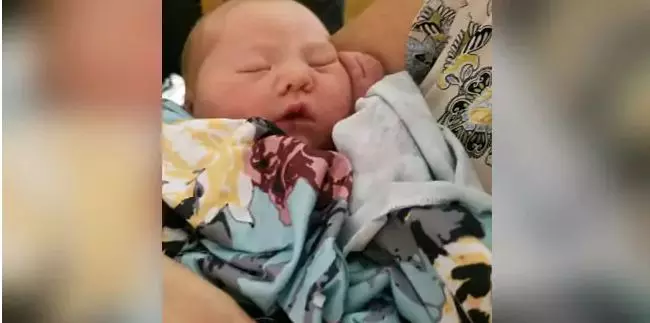 ഹോട്ടലില് യുവതി പ്രസവിച്ചു; കുഞ്ഞിന് ജീവിതകാലം മുഴുവന് സൗജന്യ ഭക്ഷണം ഹോട്ടലില് യുവതി പ്രസവിച്ചു; കുഞ്ഞിന് ജീവിതകാലം മുഴുവന് സൗജന്യ ഭക്ഷണം