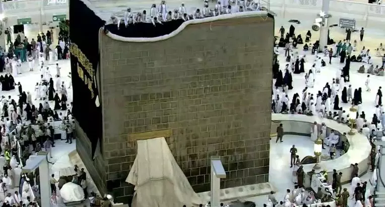 തീര്ത്ഥാടകരുടെ തിരക്ക് വര്ദ്ധിച്ചു; കിസ്വ ഉയര്ത്തി കെട്ടി തീര്ത്ഥാടകരുടെ തിരക്ക് വര്ദ്ധിച്ചു; കിസ്വ ഉയര്ത്തി കെട്ടി