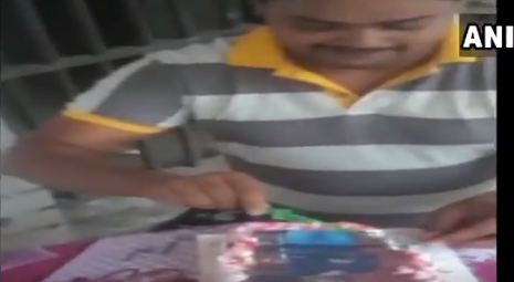 മെഴുതിരി ഊതി, കേക്ക് മുറിച്ച് ജയിലില്‍ കൊലക്കേസ് പ്രതിയുടെ പിറന്നാളാഘോഷം