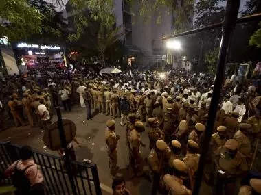 മറീന ബീച്ചില്‍ സമാധിസ്ഥലം അനുവദിക്കില്ലെന്ന് സര്‍ക്കാര്‍; തമിഴ്നാട്ടില്‍ പ്രതിഷേധം കത്തുന്നു