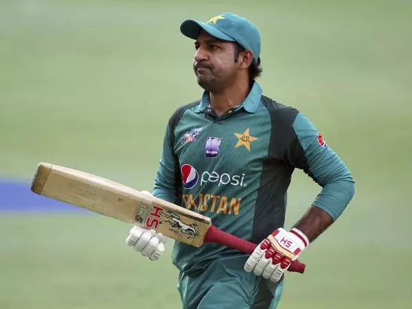 ഇന്ത്യയോട് തോറ്റുതൊപ്പിയിട്ടു, ക്യാപ്റ്റനെതിരെ പാക് ആരാധകര്‍