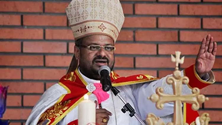 ബിഷപ്പിനെതിരായ പീഡന പരാതി ഒത്തുതീര്ക്കാന് ശ്രമിച്ച വൈദികനെതിരെ കേസെടുത്തു ബിഷപ്പിനെതിരായ പീഡന പരാതി ഒത്തുതീര്ക്കാന് ശ്രമിച്ച വൈദികനെതിരെ കേസെടുത്തു