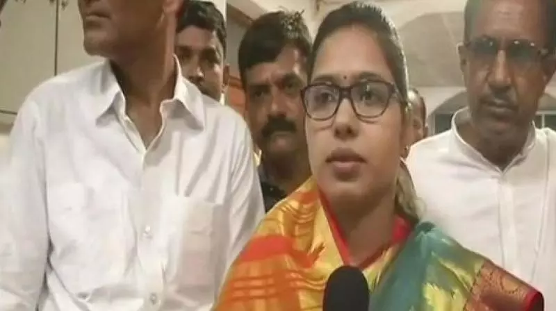 ബി.ജെ.പി വനിതാ എം.എല്.എയുടെ ക്ഷേത്രസന്ദര്ശനം; അമ്പലം അടിച്ചുതളിച്ചു ശുദ്ധമാക്കി ബി.ജെ.പി വനിതാ എം.എല്.എയുടെ ക്ഷേത്രസന്ദര്ശനം; അമ്പലം അടിച്ചുതളിച്ചു ശുദ്ധമാക്കി