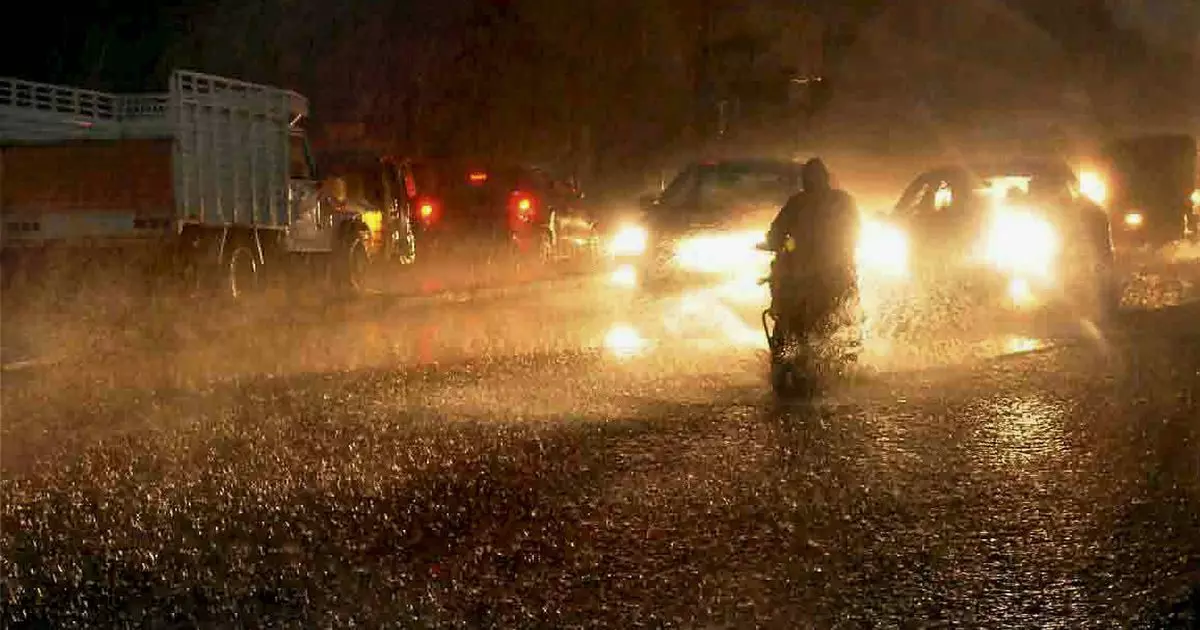 സംസ്ഥാനത്ത് വീണ്ടും കനത്ത മഴ; മഴക്കെടുതിയില് 3 മരണം; നദീതീരത്തുള്ളവര്ക്ക് ജാഗ്രതാ നിര്ദേശം സംസ്ഥാനത്ത് വീണ്ടും കനത്ത മഴ; മഴക്കെടുതിയില് 3 മരണം; നദീതീരത്തുള്ളവര്ക്ക് ജാഗ്രതാ നിര്ദേശം