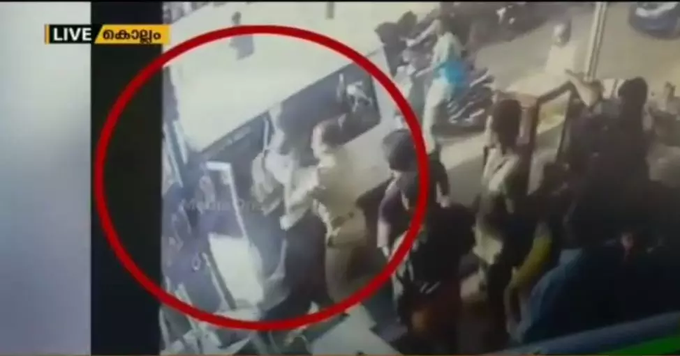 കൊല്ലത്ത് എഞ്ചിനിയറിംഗ് കോളജ് വിദ്യാർഥിക്ക് നടുറോഡിൽ പൊലീസിന്റെ മർദനം കൊല്ലത്ത് എഞ്ചിനിയറിംഗ് കോളജ് വിദ്യാർഥിക്ക് നടുറോഡിൽ പൊലീസിന്റെ മർദനം