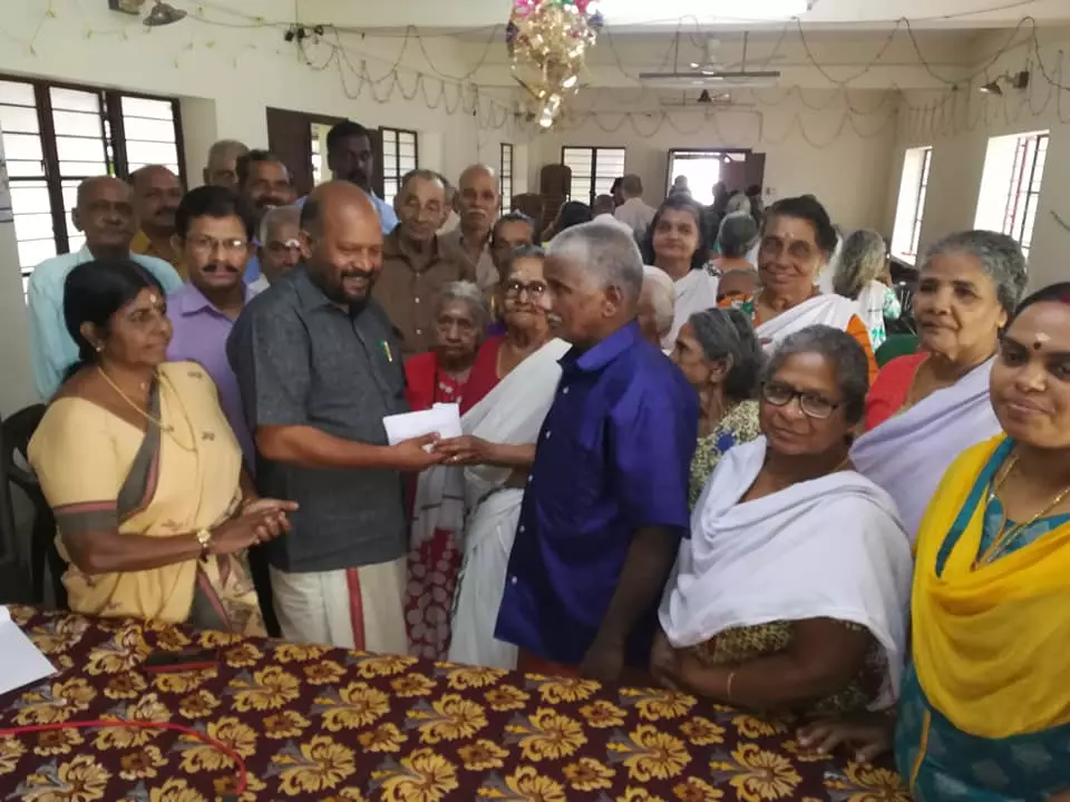 പായയും ചവിട്ടിയും അച്ചാറുമൊക്കെ ഉണ്ടാക്കി വിറ്റുകിട്ടിയ തുക അവര്‍ കൈമാറിയപ്പോള്‍ എന്റെ കണ്ണു നിറഞ്ഞു പോയി