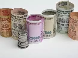 രൂപയുടെ മൂല്യം റെക്കോര്ഡ് താഴ്ചയില്; ചരിത്രത്തിലാദ്യമായി 71 രൂപയിലെത്തി രൂപയുടെ മൂല്യം റെക്കോര്ഡ് താഴ്ചയില്; ചരിത്രത്തിലാദ്യമായി 71 രൂപയിലെത്തി