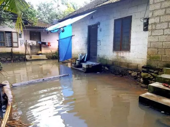 വെള്ളം ഇറങ്ങി കഴിഞ്ഞ്  വീട്ടിൽ കയറുമ്പോൾ ഈ കാര്യങ്ങള്‍  ശ്രദ്ധിക്കാൻ മറക്കരുത്