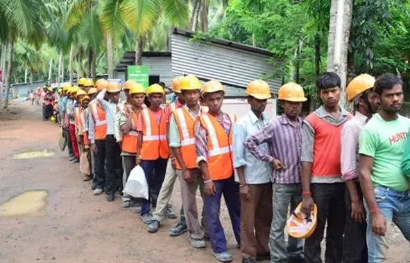 പ്രളയത്തില് കുടുങ്ങിയ ഇതര സംസ്ഥാന തൊഴിലാളികള് നാട്ടിലേക്ക് പ്രളയത്തില് കുടുങ്ങിയ ഇതര സംസ്ഥാന തൊഴിലാളികള് നാട്ടിലേക്ക്