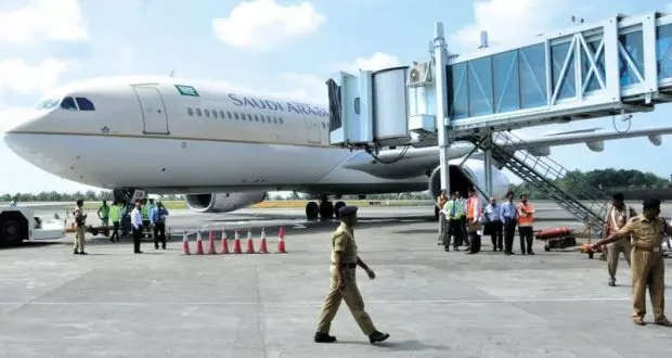 ഒന്നരമാസമെങ്കിലുമെടുക്കും കരിപ്പൂരില് നിന്ന് വലിയ വിമാനങ്ങളൊന്ന് പറക്കാന് ഒന്നരമാസമെങ്കിലുമെടുക്കും കരിപ്പൂരില് നിന്ന് വലിയ വിമാനങ്ങളൊന്ന് പറക്കാന്