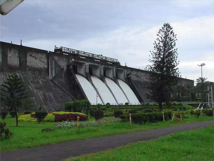 മലമ്പുഴ ഡാമിന്റെ ഷട്ടര് വീണ്ടും ഉയര്ത്തി മലമ്പുഴ ഡാമിന്റെ ഷട്ടര് വീണ്ടും ഉയര്ത്തി