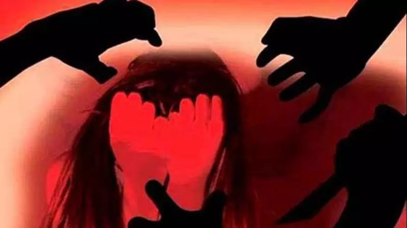 എട്ട് മാസം ഗര്ഭിണിയായ യുവതിയെ 8 പേര് ചേര്ന്ന് ബലാത്സംഗം ചെയ്തു എട്ട് മാസം ഗര്ഭിണിയായ യുവതിയെ 8 പേര് ചേര്ന്ന് ബലാത്സംഗം ചെയ്തു