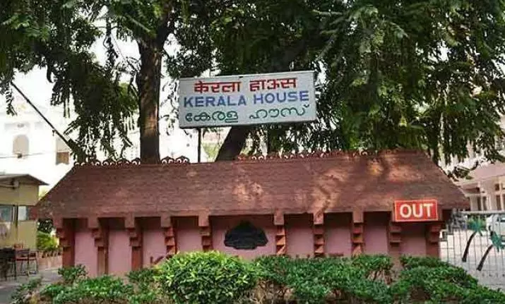 കേരള ഹൗസിൽ കത്തിയുമായി മലയാളി യുവാവ്, ഉമ്മന്ചാണ്ടിയോടും തട്ടിക്കയറി കേരള ഹൗസിൽ കത്തിയുമായി മലയാളി യുവാവ്, ഉമ്മന്ചാണ്ടിയോടും തട്ടിക്കയറി