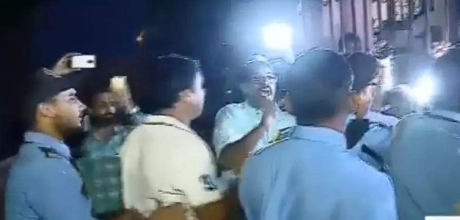 ഫ്രാങ്കോ മുളക്കലിനെ മണിക്കൂറുകളായി ചോദ്യം ചെയ്യുകയായിരുന്നെന്ന പൊലീസിന്റെ വാദം തെറ്റ് ഫ്രാങ്കോ മുളക്കലിനെ മണിക്കൂറുകളായി ചോദ്യം ചെയ്യുകയായിരുന്നെന്ന പൊലീസിന്റെ വാദം തെറ്റ്