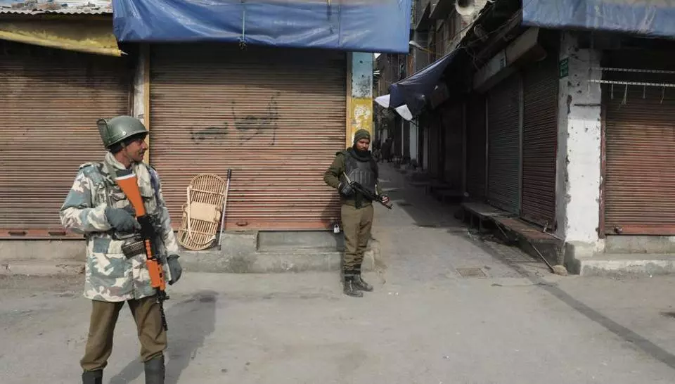 ഷോപ്പിയാനിലുണ്ടായ ഏറ്റുമുട്ടലില് 5 ഭീകരരെ സൈന്യം വധിച്ചു ഷോപ്പിയാനിലുണ്ടായ ഏറ്റുമുട്ടലില് 5 ഭീകരരെ സൈന്യം വധിച്ചു