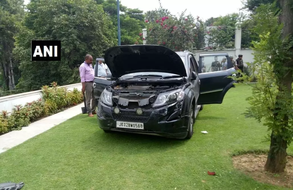 ഫറൂഖ് അബ്ദുള്ളയുടെ വീട്ടിലേക്ക് കാറോടിച്ചു കയറ്റിയ ആളെ വെടിവെച്ചുകൊന്നു ഫറൂഖ് അബ്ദുള്ളയുടെ വീട്ടിലേക്ക് കാറോടിച്ചു കയറ്റിയ ആളെ വെടിവെച്ചുകൊന്നു