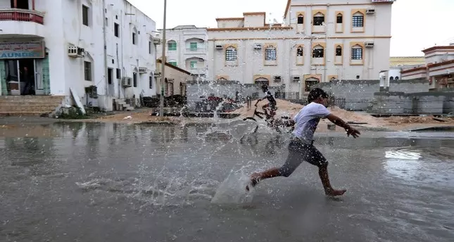 ലുബാന് ചുഴലിക്കാറ്റ് യമനില് വീശി; മലവെള്ളപ്പാച്ചില് രണ്ട് മരണം ലുബാന് ചുഴലിക്കാറ്റ് യമനില് വീശി; മലവെള്ളപ്പാച്ചില് രണ്ട് മരണം