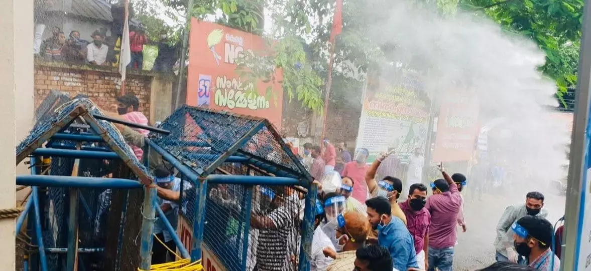 മുഖ്യമന്ത്രിയുടെ രാജി ആവശ്യപ്പെട്ട് പ്രതിപക്ഷ സംഘടനകളുടെ പ്രതിഷേധം; കോഴിക്കോട് ലാത്തിച്ചാര്ജ്ജ്, കണ്ണൂരില് ജലപീരങ്കിയും ഗ്രനേഡ് പ്രയോഗവും മുഖ്യമന്ത്രിയുടെ രാജി ആവശ്യപ്പെട്ട് പ്രതിപക്ഷ സംഘടനകളുടെ പ്രതിഷേധം; കോഴിക്കോട് ലാത്തിച്ചാര്ജ്ജ്, കണ്ണൂരില് ജലപീരങ്കിയും ഗ്രനേഡ് പ്രയോഗവും