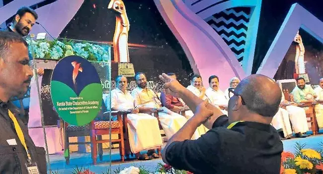 ചലച്ചിത്ര പുരസ്‌കാര വിതരണ ചടങ്ങില്‍ മോഹന്‍ലാലിനെതിരെ ‘തോക്ക്’ ചൂണ്ടി അലന്‍സിയര്‍