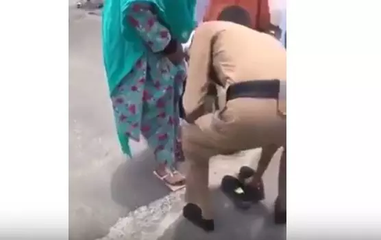 മക്കയിലെ കൊടുംചൂടില്‍ നടക്കാന്‍ വിഷമിച്ച സ്ത്രീക്ക് സ്വന്തം ഷൂ നല്‍കി പൊലീസുകാരന്‍