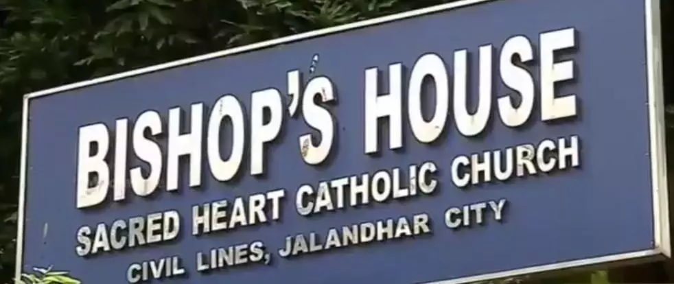 അന്വേഷണ ഉദ്യോഗസ്ഥർ ബിഷപ്പ് ഹൗസിൽ എത്തിയപ്പോൾ നടന്നത് നാടകീയ സംഭവങ്ങൾ അന്വേഷണ ഉദ്യോഗസ്ഥർ ബിഷപ്പ് ഹൗസിൽ എത്തിയപ്പോൾ നടന്നത് നാടകീയ സംഭവങ്ങൾ